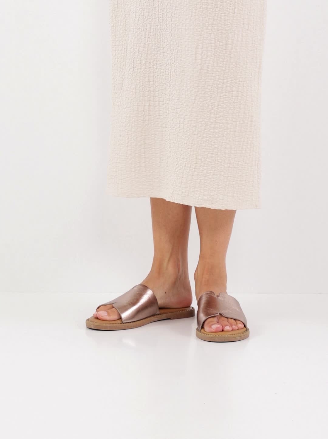 e8523c706f4e1dc1e5324390010b2b55bde27278d7fb7a9ab6ddb632b15178c1d87a593bb026707a83eb9759d0dcfc86adcd8c0e9e2becca7ee24d76d882a862d9e52cb2ca1ba6d9b4363bb93194afd8 Klapki-Damskie-Tamaris-1-27135-42-r-38-Metaliczny-Miekka-Wkladka-Rozmiar-38